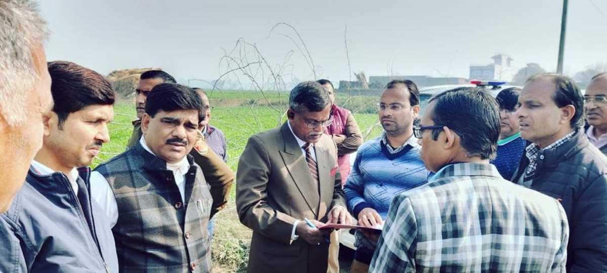 गृह मंत्रालय व प्रशासनिक टीम ने जेवर में दो स्थानों पर शत्रु संपत्ति का किया भौतिक निरीक्षण